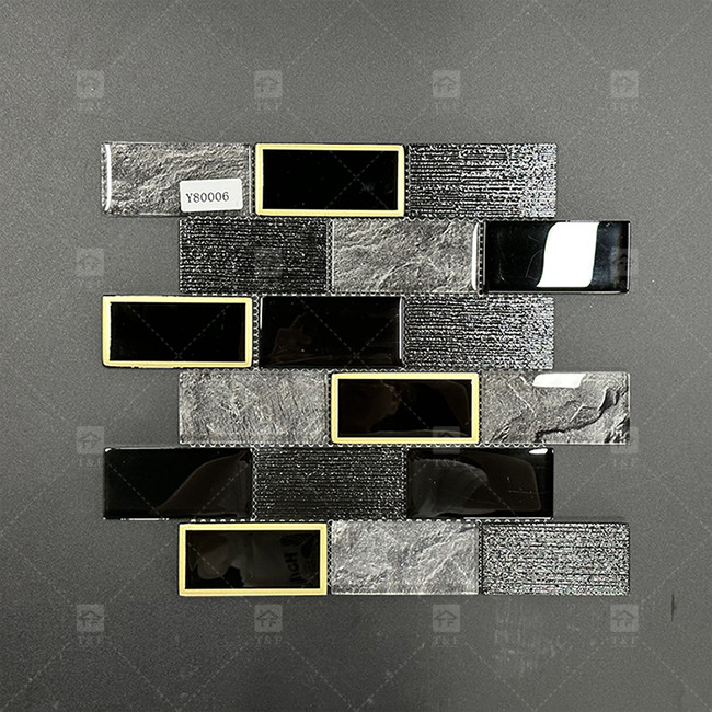 شکل نوار بلند کاشی موزاییک شیشه ای سیاه با مرز فلزی طراحی طرح دیوار حمام
