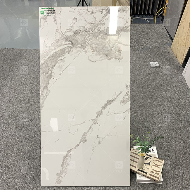 600x1200mm بالاتری درخشان Carrara سفید پولیش شیشه ای کاشی برای کف سنگ مرمر کاشی پورسلین